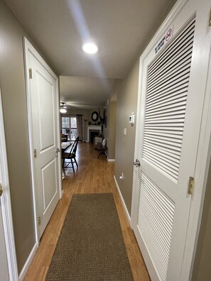 Interior - PERFECTLY CLEAN..GREAT LOCATION  (Pigeon Forge)