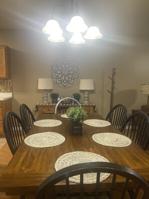 Dining - PERFECTLY CLEAN..GREAT LOCATION  (Pigeon Forge)