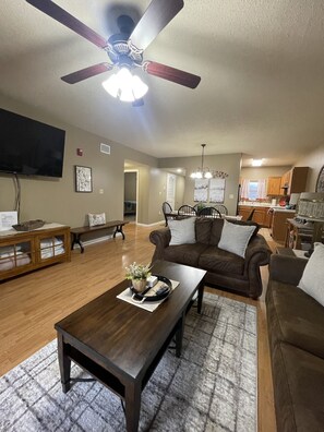 Smart TV, fireplace - PERFECTLY CLEAN..GREAT LOCATION  (Pigeon Forge)