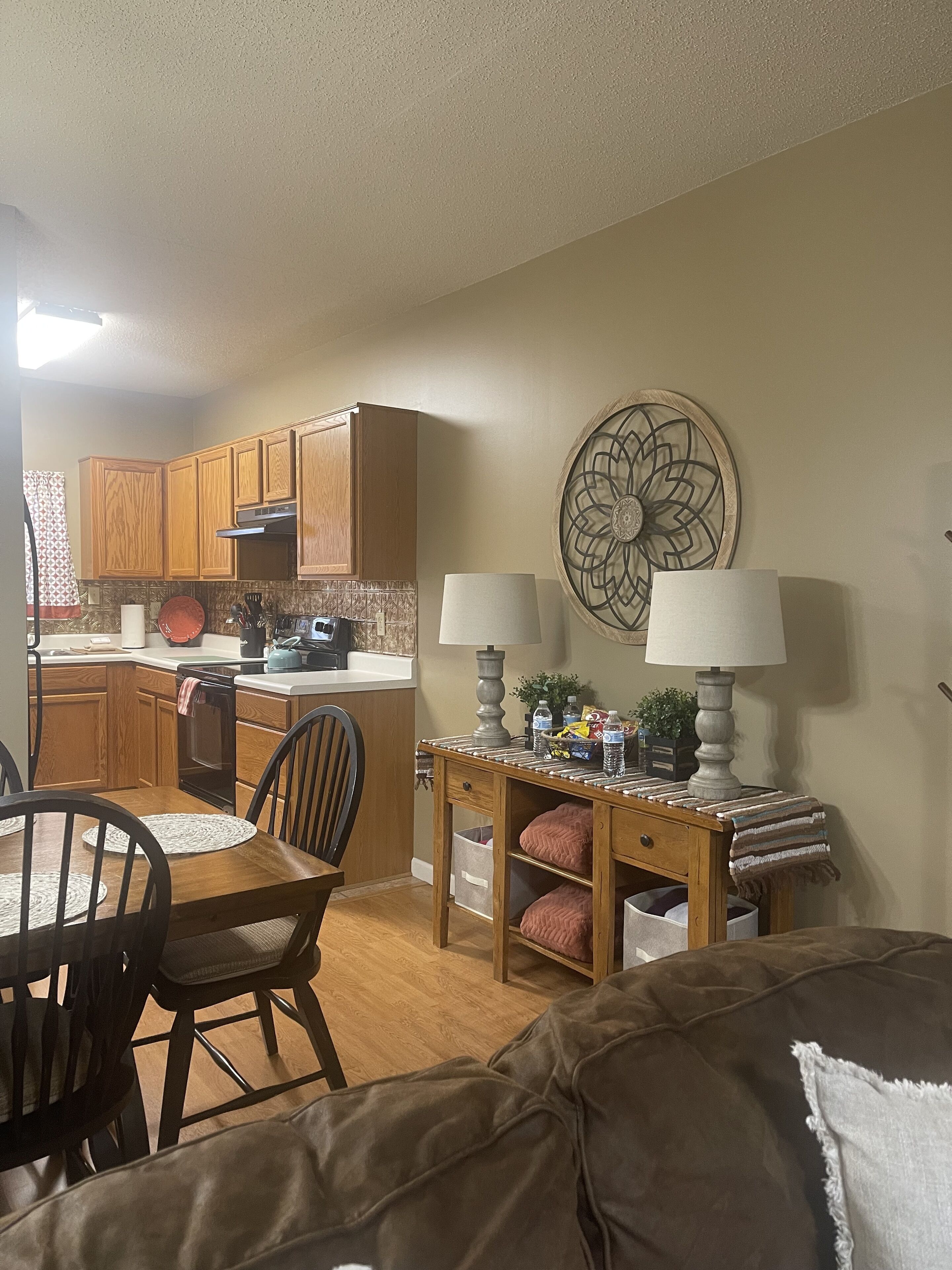 Un espacio habitable compacto con comedor, cocina y sofá.