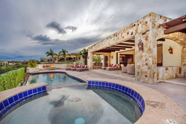 Outdoor spa tub