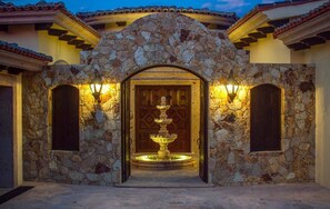 Vista frontal de la propiedad