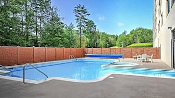 Alberca techada y alberca climatizada