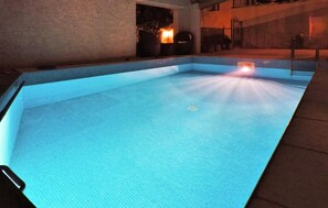 حمّام سباحة مُدفَّأ