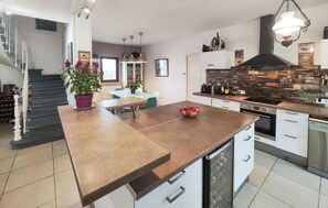 Een koelkast, een microgolfoven, een oven, een vaatwasser