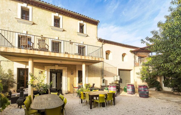 تناول الطعام بالخارج