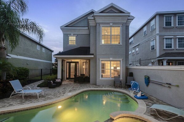 Alberca al aire libre y alberca climatizada