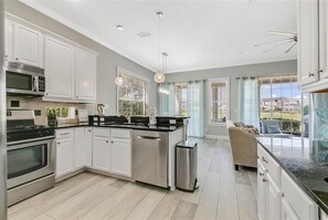 Microondas, horno, parrilla de estufa y lavavajillas 