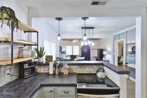 冰箱、微波炉、烤箱、炉灶