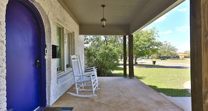 King Bed Entire Home with Kitchen near ACU Abilene, Zoo