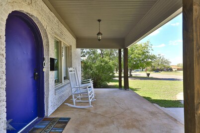 King Bed Entire Home with Kitchen near ACU Abilene, Zoo