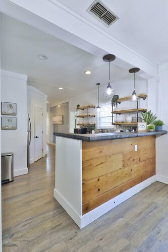 King Bed Entire Home with Kitchen near ACU Abilene, Zoo