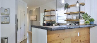 King Bed Entire Home with Kitchen near ACU Abilene, Zoo