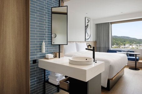Standard Room, 1 King Bed, Non Smoking | Down comforters, in-room safe, blackout drapes, free WiFi