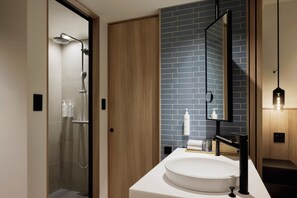 Shower, rainfall showerhead, free toiletries, hair dryer - Fairfield by Marriott Hyogo Awaji Fukura (Minamiawaji)