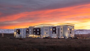 Een meerhoog hotel met een plat dak en een bord met de tekst 'Towneplace Suites by Marriott'.