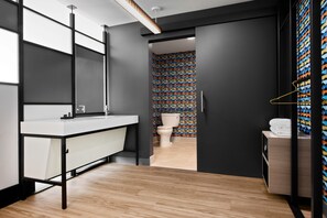 Room, 2 Queen Beds (Mobility/Hearing Accessible, Tub) | Bathroom | Hair dryer, towels, soap, shampoo - Aloft Kansas City Country Club Plaza (Kansas City)