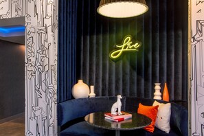 Lobby sitting area - Aloft Kansas City Country Club Plaza (Kansas City)