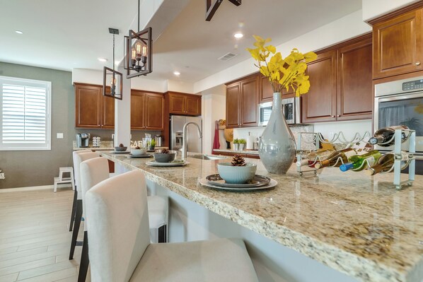 Private kitchen - 5 Bedrooms Luxury House / Kind Beds/1000MBPS Fast Wifi (Jurupa Valley)