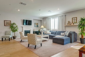 Living area - 5 Bedrooms Luxury House / Kind Beds/1000MBPS Fast Wifi (Jurupa Valley)