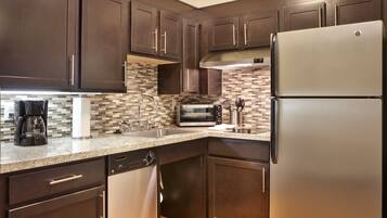 Jääkaappi, mikroaaltouuni, liesi, astianpesukone