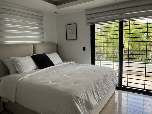 House 5 mins from Monument with free parking