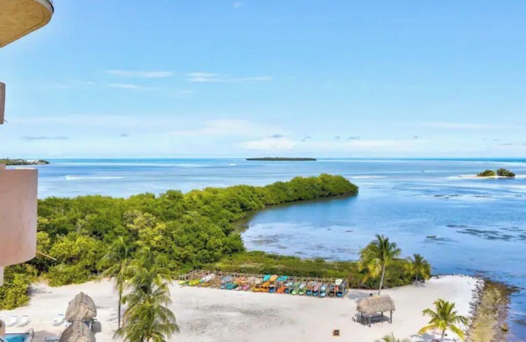 Plage, chaises longues, serviettes de plage