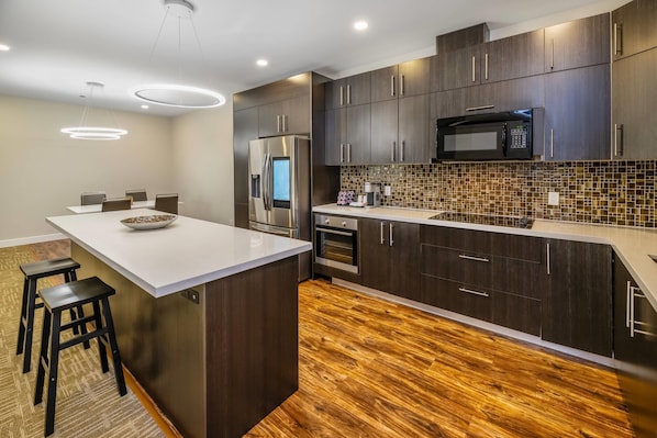 Suite, Multiple Beds, Non Smoking (Efficiency) | Desk, free cribs/infant beds, bed sheets