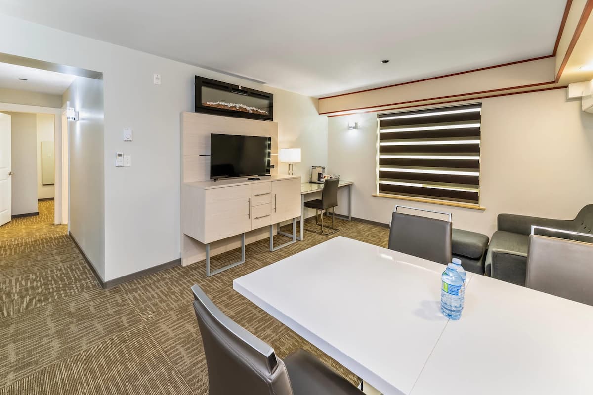 Suite, 2 Queen Beds, Non Smoking (Efficiency)