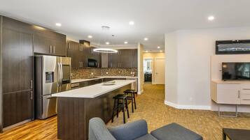 Suite, Multiple Beds, Non Smoking (Efficiency) | Desk, free cribs/infant beds, bed sheets