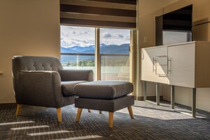 Room, 1 King Bed, Non Smoking (Efficiency) | Living area | 32-inch LED TV with cable channels, TV