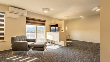 Room, 1 King Bed, Non Smoking (Efficiency) | Living area | 32-inch LED TV with cable channels, TV