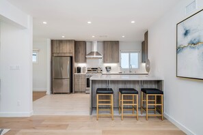 Frigorífico, microondas, horno y placa de cocina