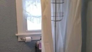 Une salle de bain avec une baignoire, des toilettes et une fenêtre.