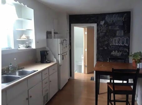 Oven. Cozy 1 Bedroom in Highland Square, pets welcome!!