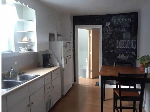 Cozy 1 Bedroom in Highland Square, pets welcome!!