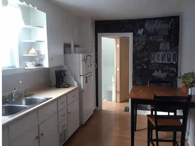 Cozy 1 Bedroom in Highland Square, pets welcome!!