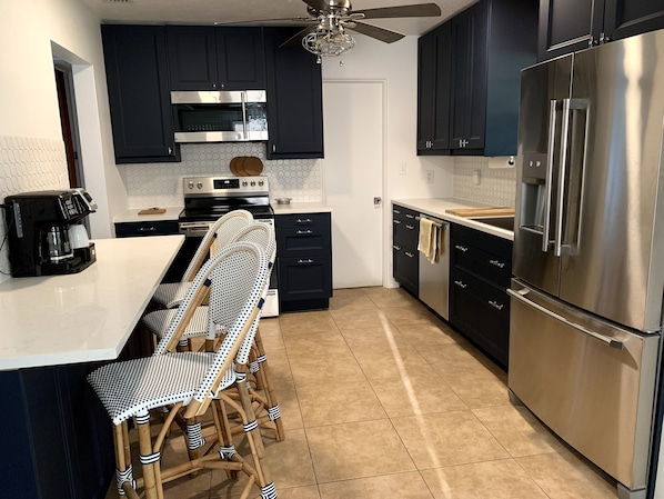 Frigorifero, microonde, forno, piano cottura