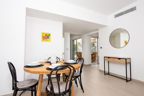 Dining - Blue Pearl 206 by Avecoeur (Nice)