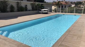 Een verwarmd zwembad