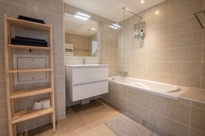 Combined shower/bathtub - Blue Pearl 206 by Avecoeur (Nice)