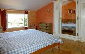 6 bedrooms, travel cot, free WiFi