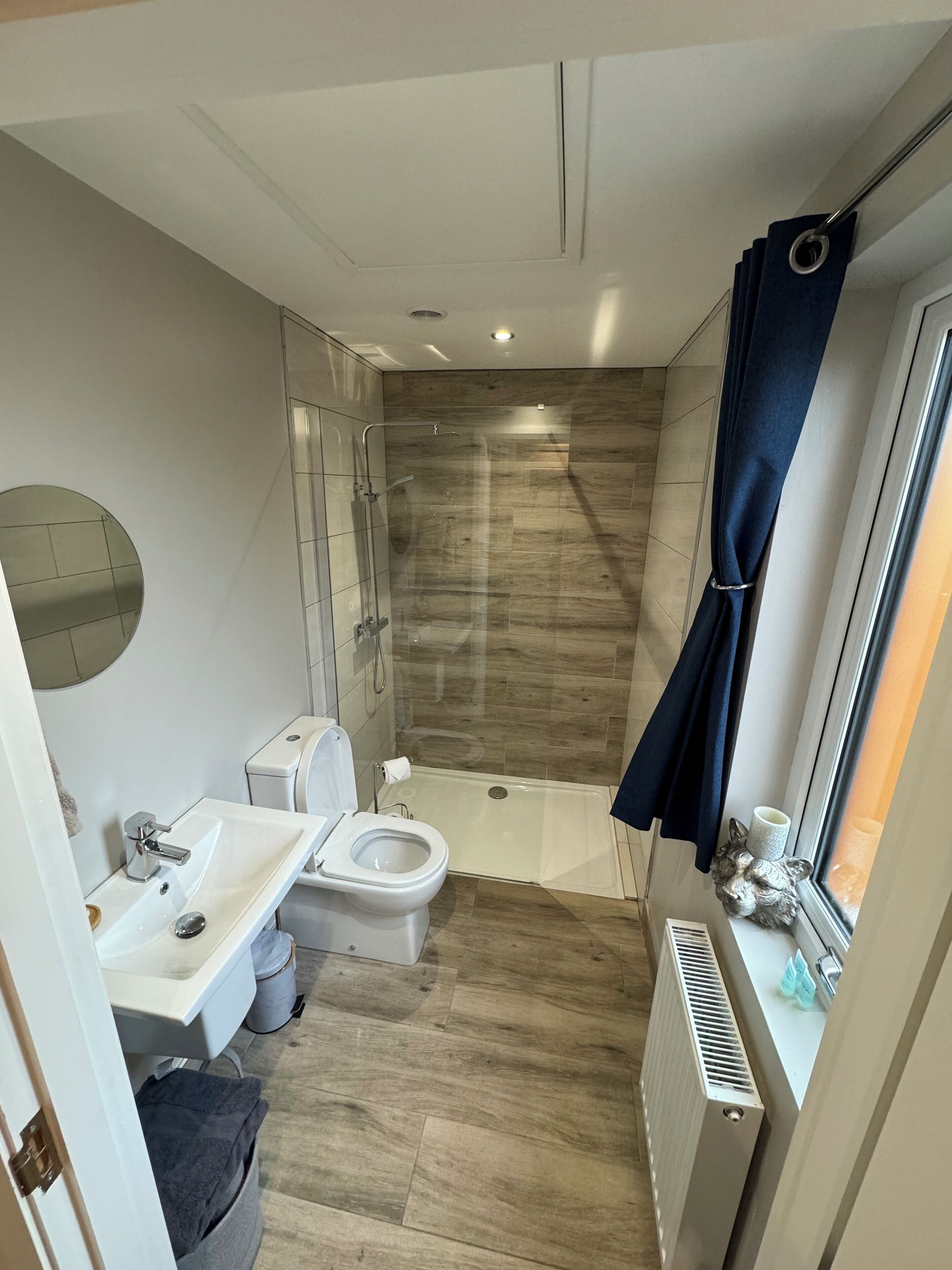 Une salle de bain moderne équipée d’une douche, de toilettes et d’un lavabo.