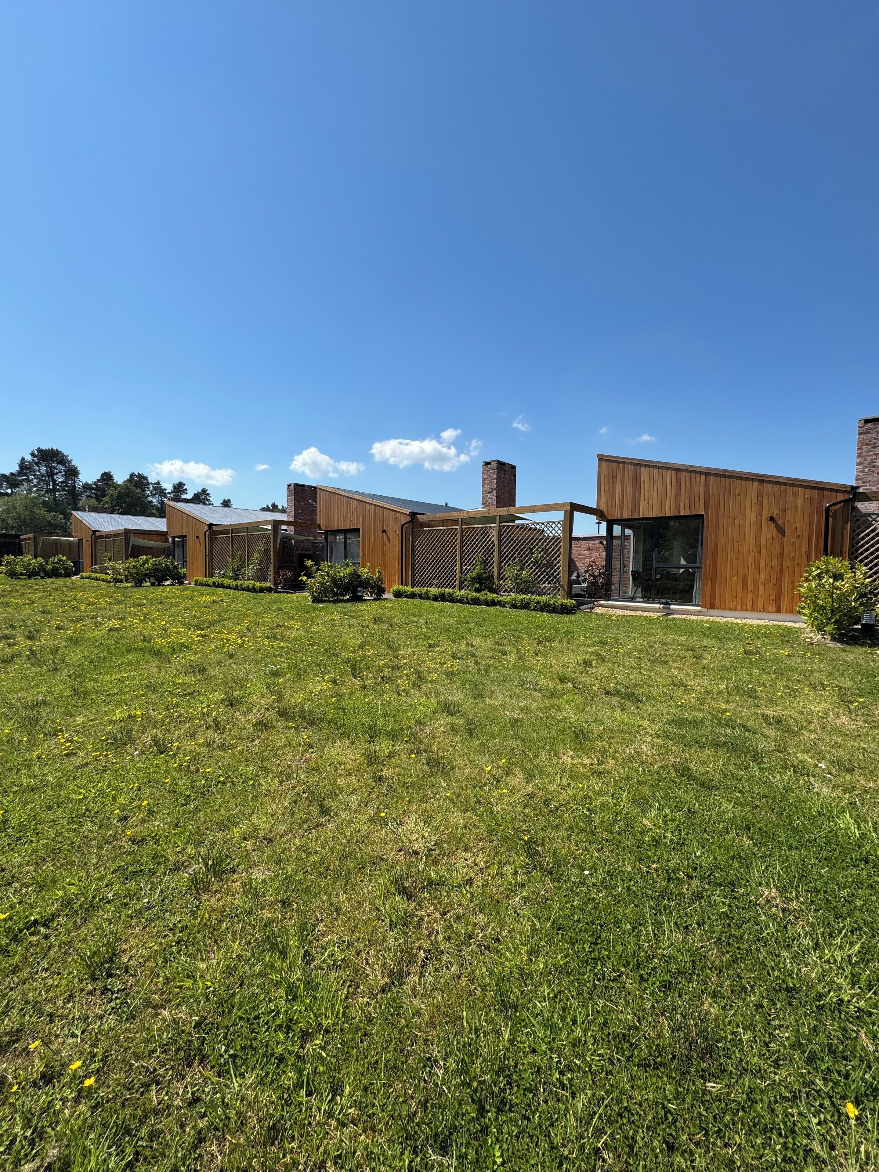 각각 다른 스타일의 인테리어, 각각 다르게 가구 비치, 책상, 노트북 작업 공간