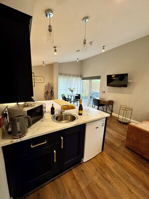 电热水壶、烤面包机、清洁用品、冰柜