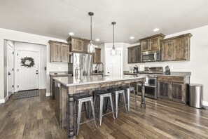 Fridge, microwave, oven, stovetop - 6 Bedroom Rambler Near UVU, BYU, & Golf Course (Orem)