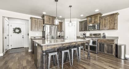 6 Bedroom Rambler Near UVU, BYU, & Golf Course