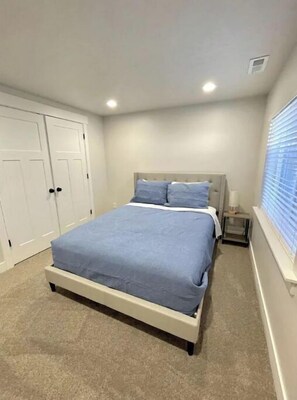 6 bedrooms, desk, iron/ironing board, travel cot