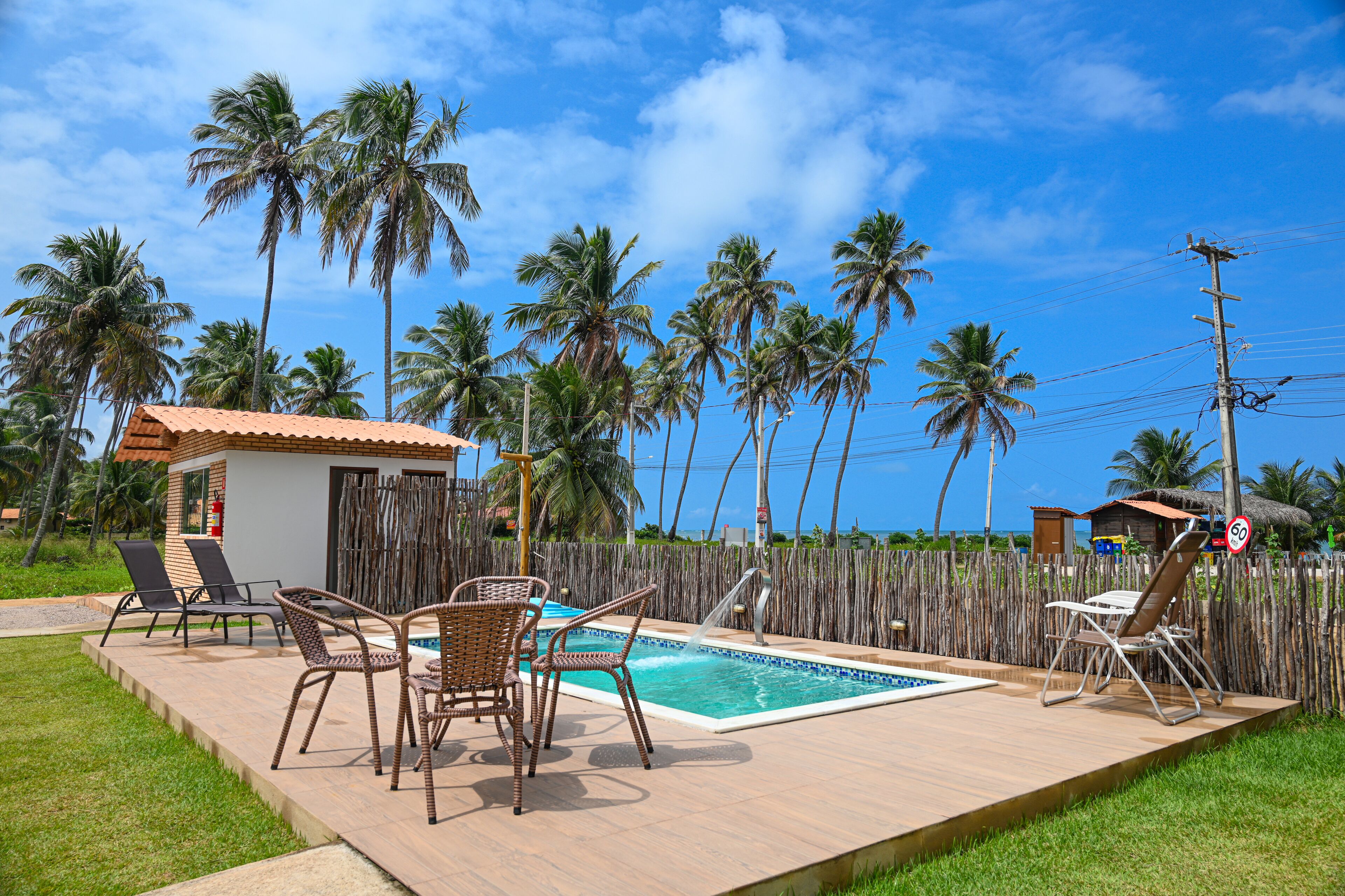 Kolam renang outdoor, dengan payung kolam renang dan kursi berjemur