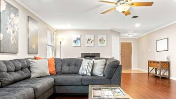 Smart-tv en een computerscherm